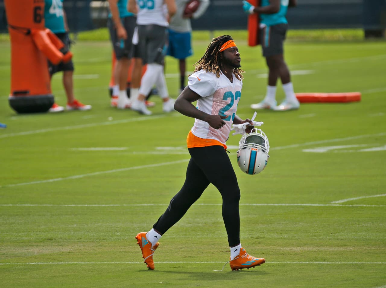 Jay Ajayi de Miami, bajo evaluación por conmoción