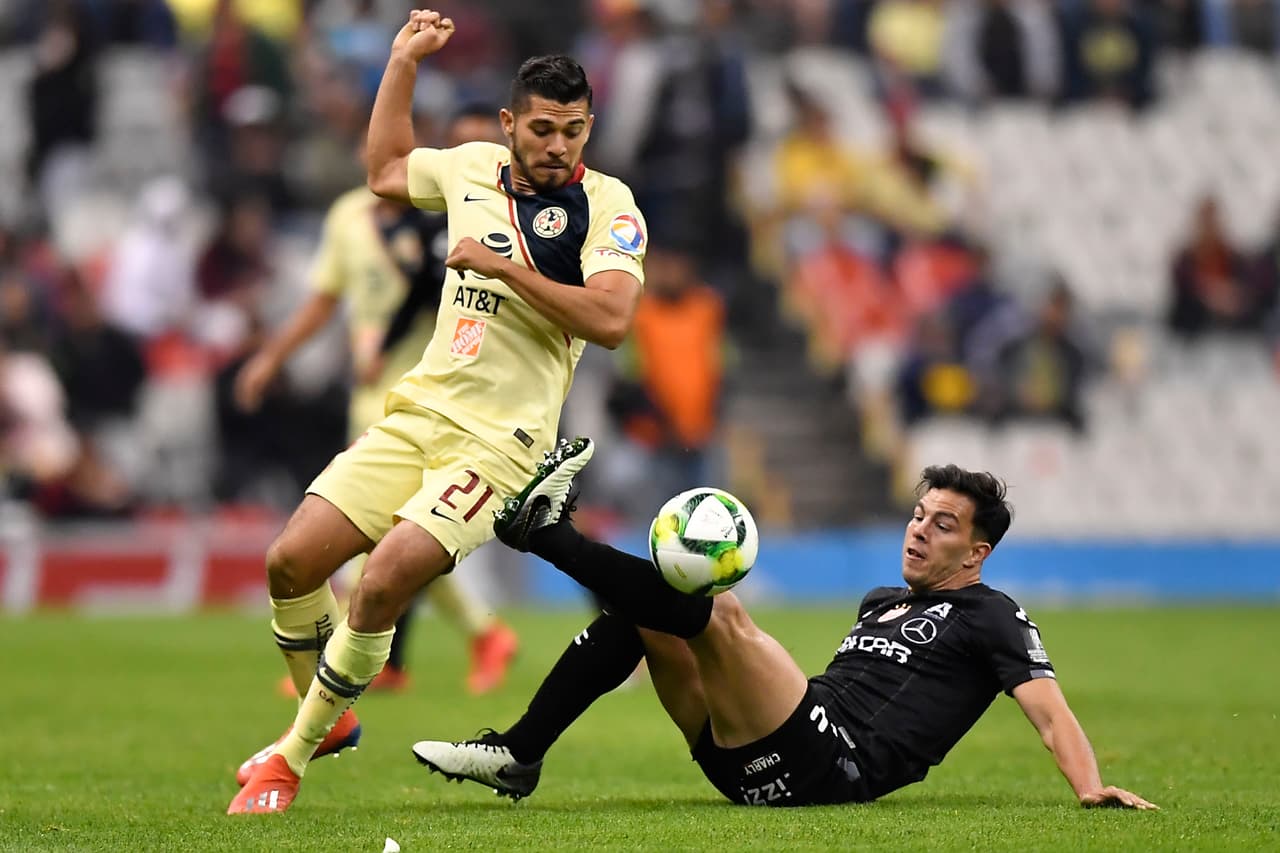 Aquí en la imagen Henry Martín (21) tratando de conseguir el esférico pero una dura barrida se impidió. COn ese 1-0 ambos equipos se fueron al descanso.