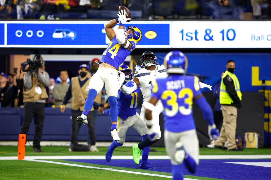 Los Angeles Rams dominan a los Seahawks en casa y les pegan 10-20, mientas Philadelphia continúa por la pelea en los Wildcards y vencen a Washington 17-27.