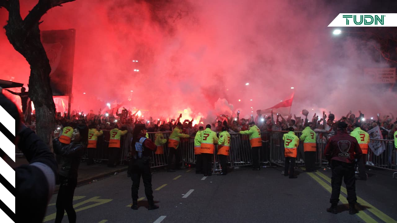 ¡De madrugada! Multitud recibe a River tras eliminar a Boca