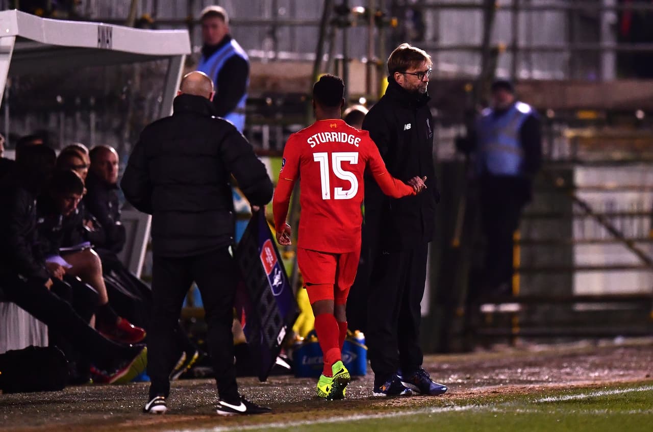 Los tabloides británicos reportan que es un jugador problemático que se peleó con Jürgen Klopp.