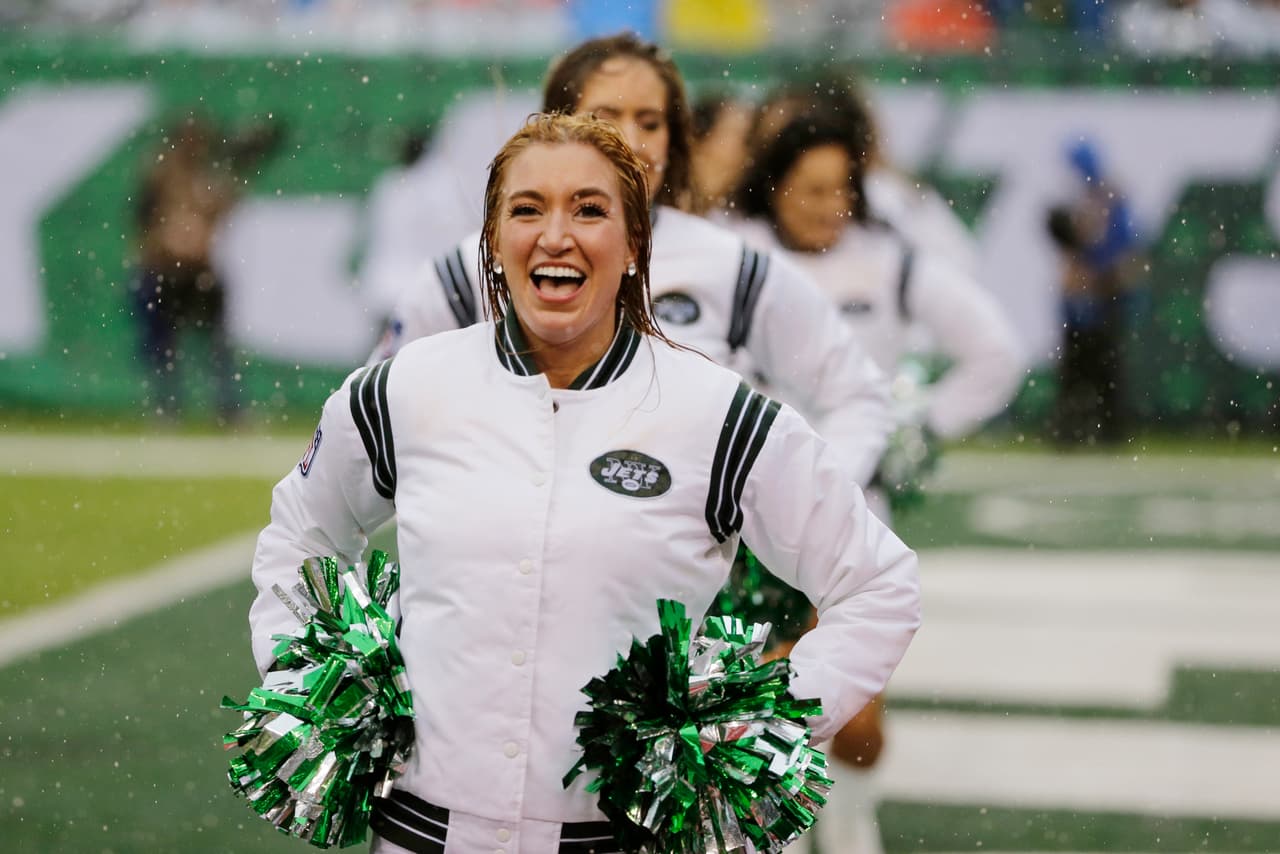 Las animadoras de los equipos de la NFL le dieron ese ingrediente extra al espectáculo y la fiesta del fútbol americano estadounidense, incluso, sin temer al clima en algunos casos.