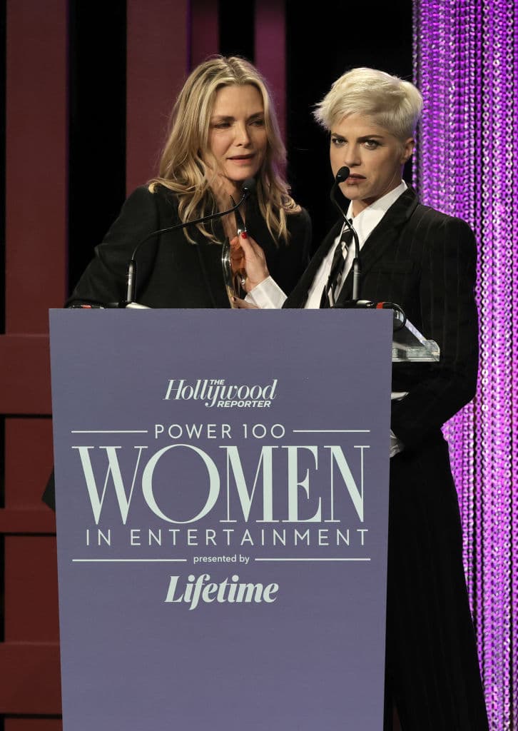 Pfeiffer la llevó al escenario y dijo: “Selma quiere hacer más que simplemente dar voz a las personas con discapacidades. Quiere darles una sensación de comodidad”.