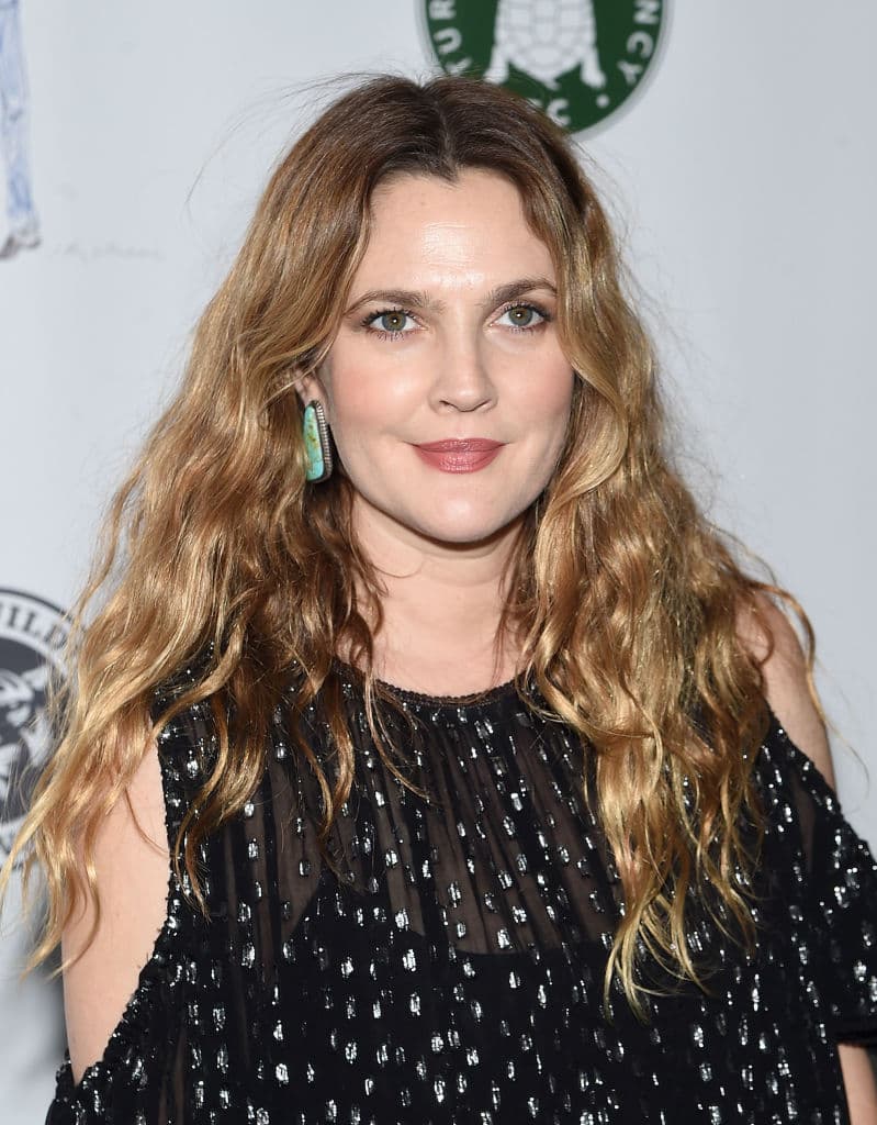 Con tan solo 13 años de edad, la pequeña Barrymore tuvo que ser alejada de casa para corregir su conducta.
<br>