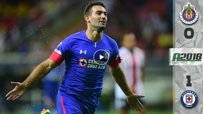 Cruz Azul apunta al cielo tras vencer a unas Chivas sumidas en una crisis total