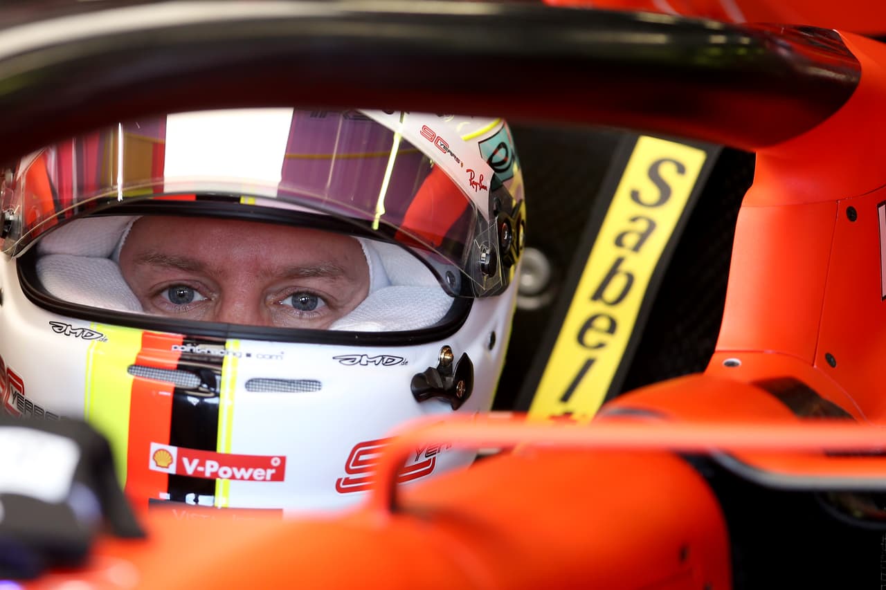 Este viernes se corrieron las dos sesiones de práctica en Melbourne en las que Lewis Hamilton fue el más veloz llegando a hacer la vuelta en 1:22:600. Sebastian Vettel y Valtteri Bottas lo escoltaron cada uno en una de las jornadas. Este sábado en la mañana será la clasificación y el domingo habrá bandera verde.