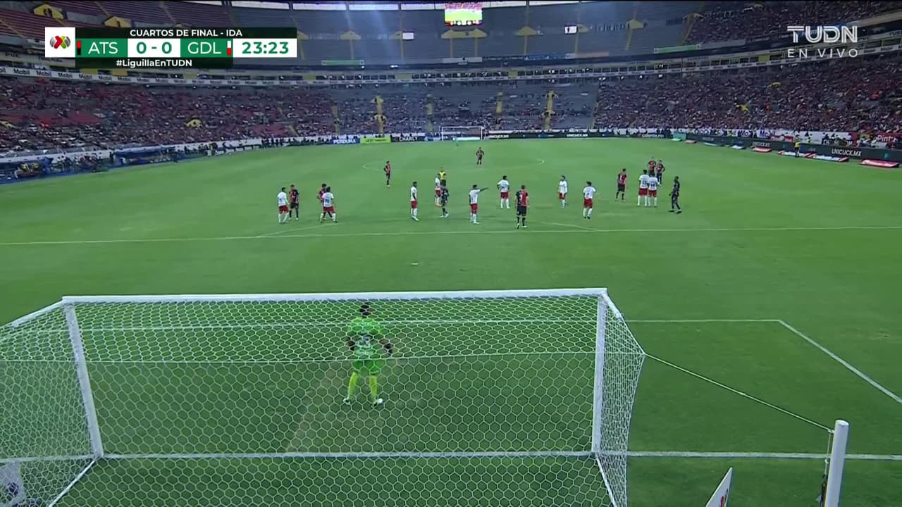 ¡TIRO ATAJADO! disparo por Brian Lozano.