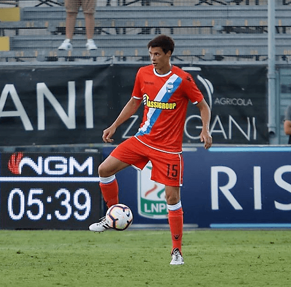 El segundo uniforme del SPAL de la Serie A italiana es de caja fuerte, por ningún lado encuentras la combinación.