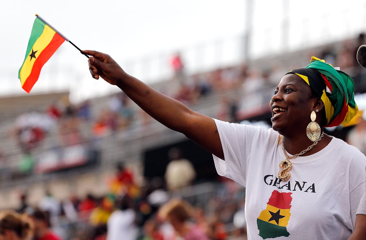 Con banderas, maquillajes, máscaras e incluso con coloridos trajes, aficionados de Ghana y Estados Unidos apoyaron a sus selecciones en partido amistoso previo a la Copa de Oro.