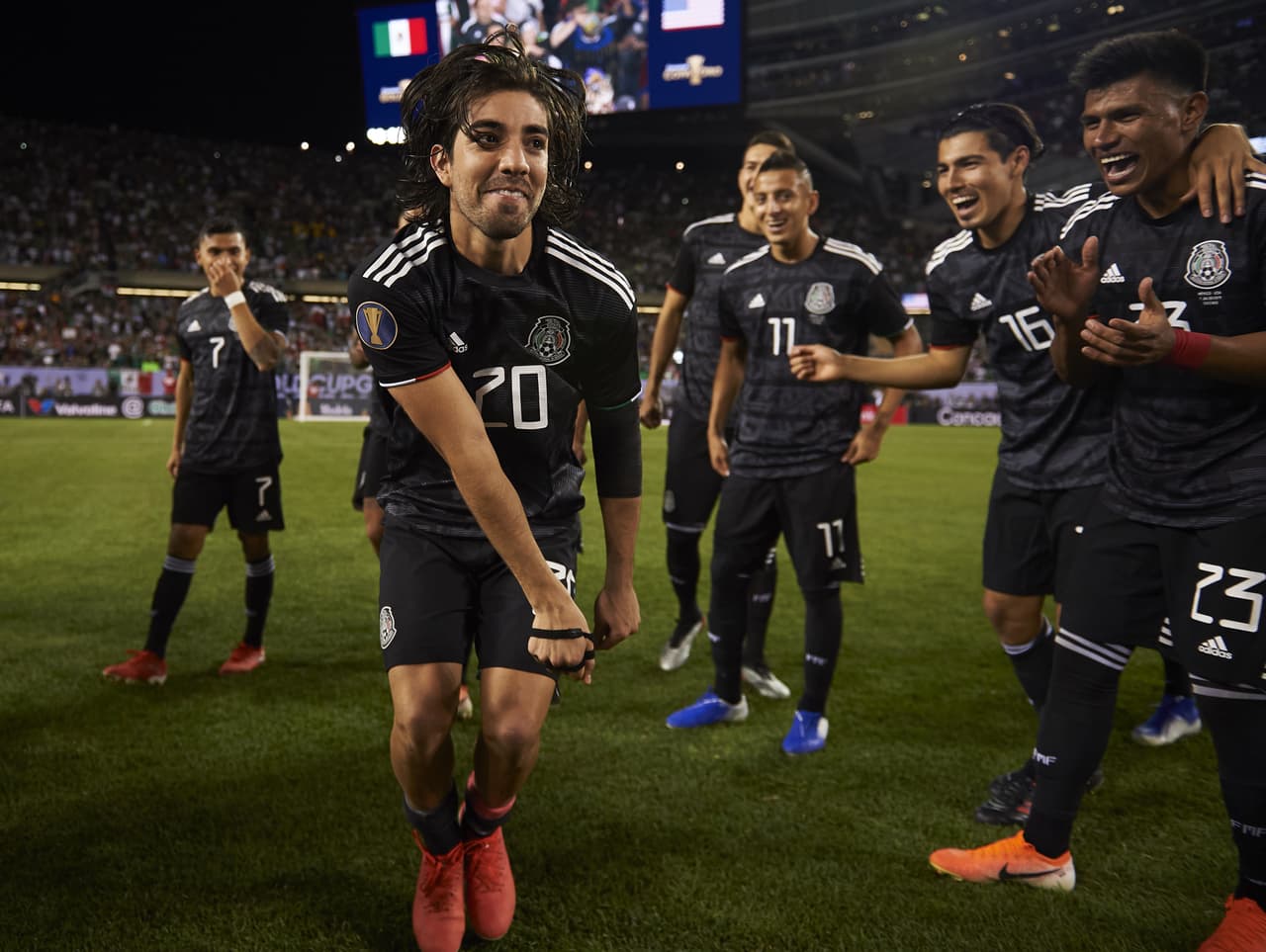 Tremendo festejo de la Selección Mexicana en Soldier Field luego de vencer 1-0 a Estados Unidos por la Final de la Copa Oro. Los jugadores y cuerpo técnico del Tri celebraron de manera impresionante, un triunfo conseguido a toda ley y una fiesta en la cancha para recordar la hazaña.