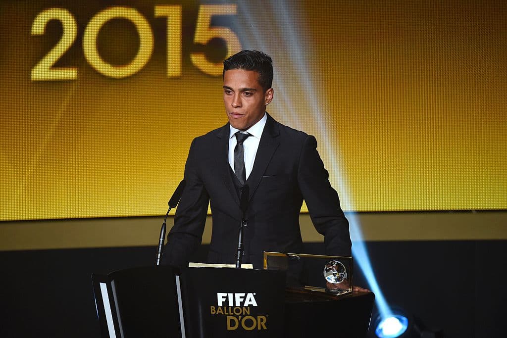 Wendell Lira al recibir el Premio Puskas 2015.