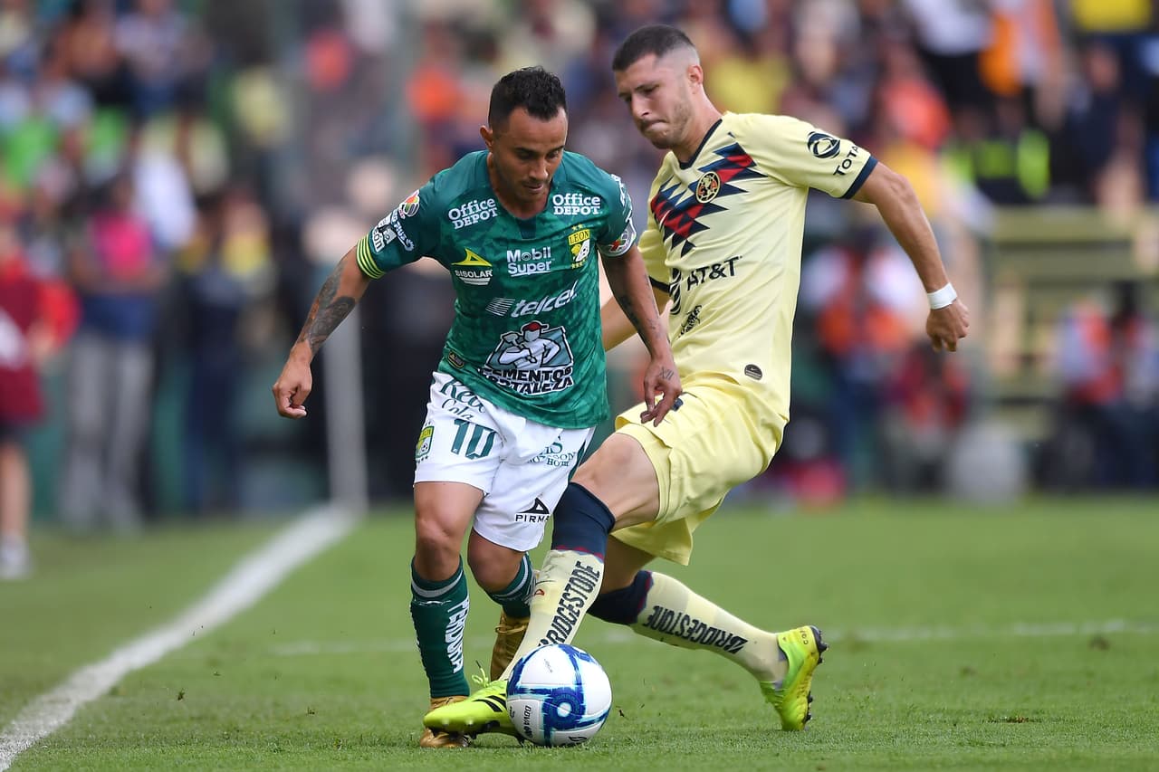 Guido Rodríguez corta el avance del 'Chapo' Montes.