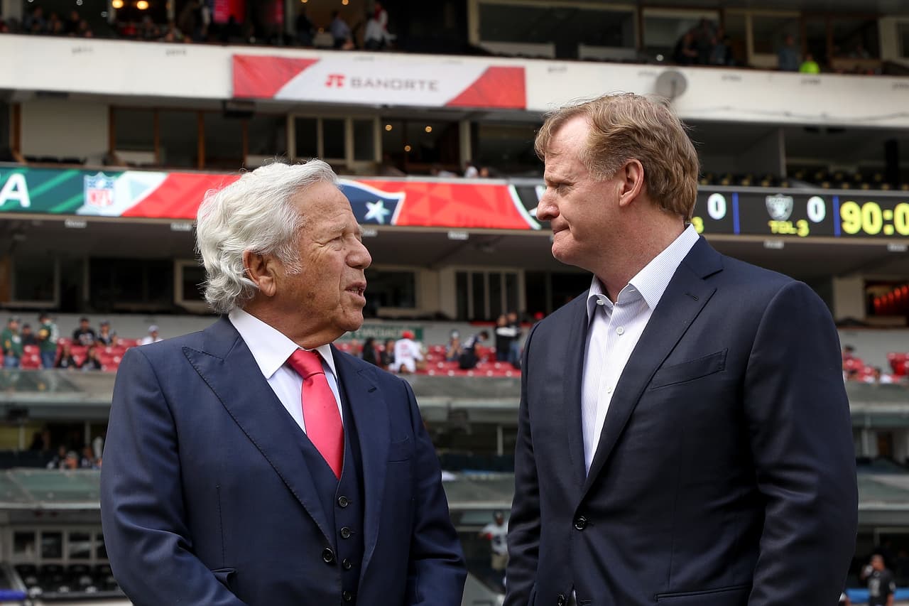 Dueño de los New England Patriots, Robert Kraft, y el Comisionado de la NFL, Roger Goodell, en el Estadio Azteca.