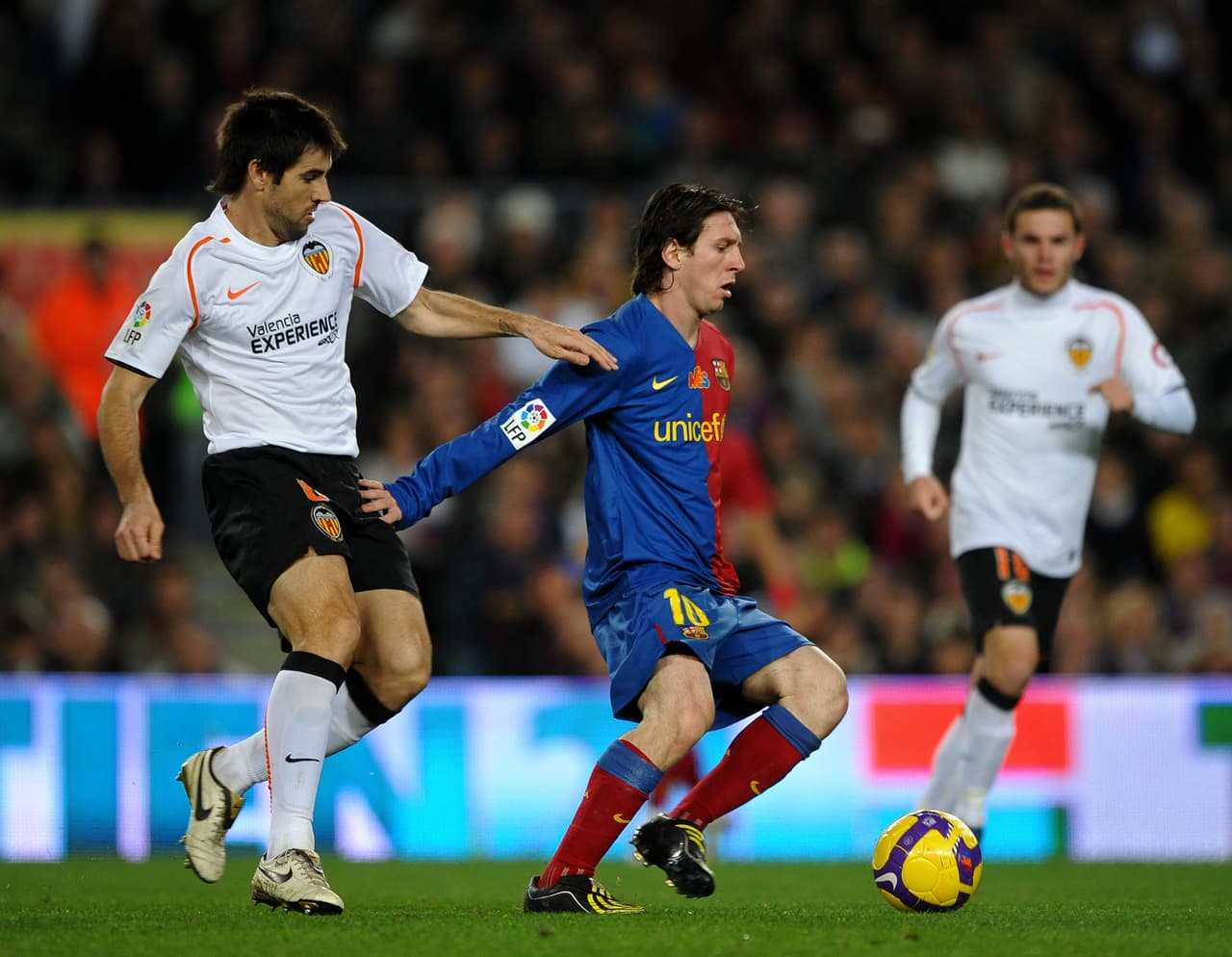 En 2008 se dio el surgimiento de Messi como figura mundial. Quedó en segundo lugar, detrás de Cristiano Ronaldo, en las votaciones de Jugador del Año y Balón de Oro, pero daba visos de su proyección.