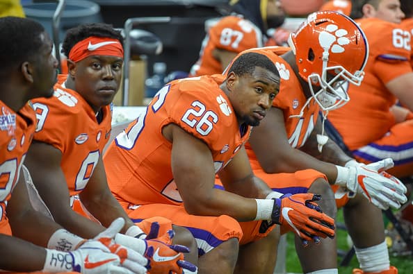 De poco le sirvió a Clemson ser considerados el mejor equipo de la nación. Durante el Sugar Bowl fueron maniatados a sólo 188 yardas totales y 14 primeros y diez.