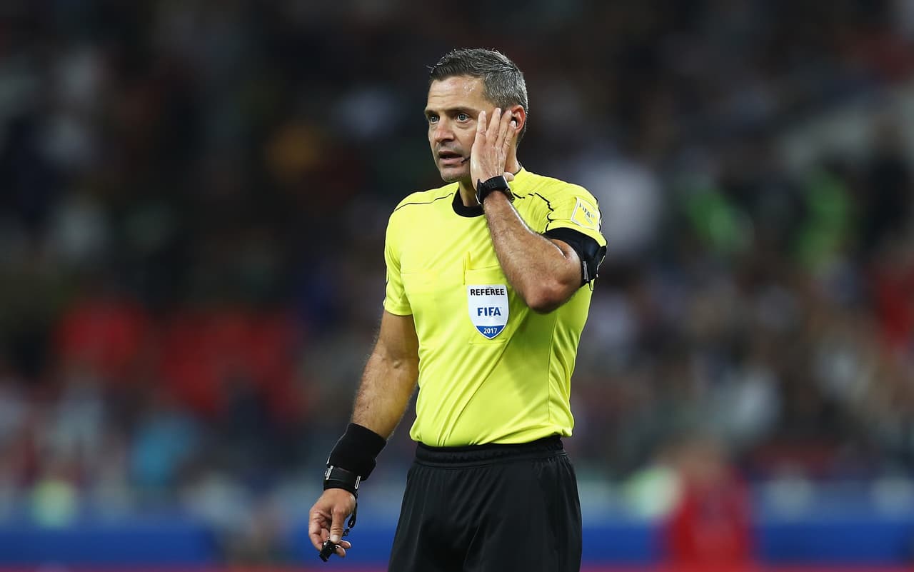 El juez del partido Chile-Camerún, a pesar de hacerse protagonista con la asistencia del video, no tuvo incidencia en el resultado con sus decisiones.