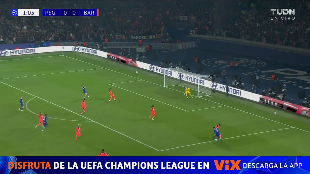 ¡SE SALVÓ EL BARÇA! Apenas un minuto de juego y Khvicha Kvaratskhelia ya estrelló un disparo en el palo
