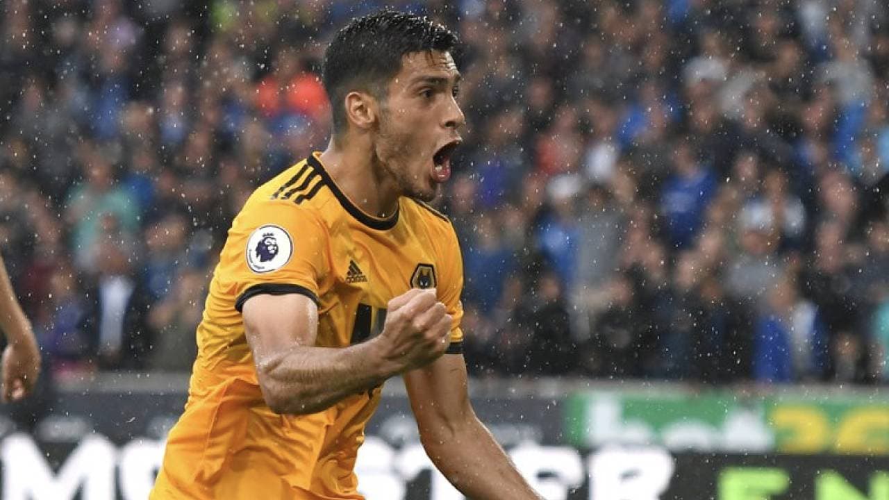 Raúl Jiménez presume la nueva playera del América