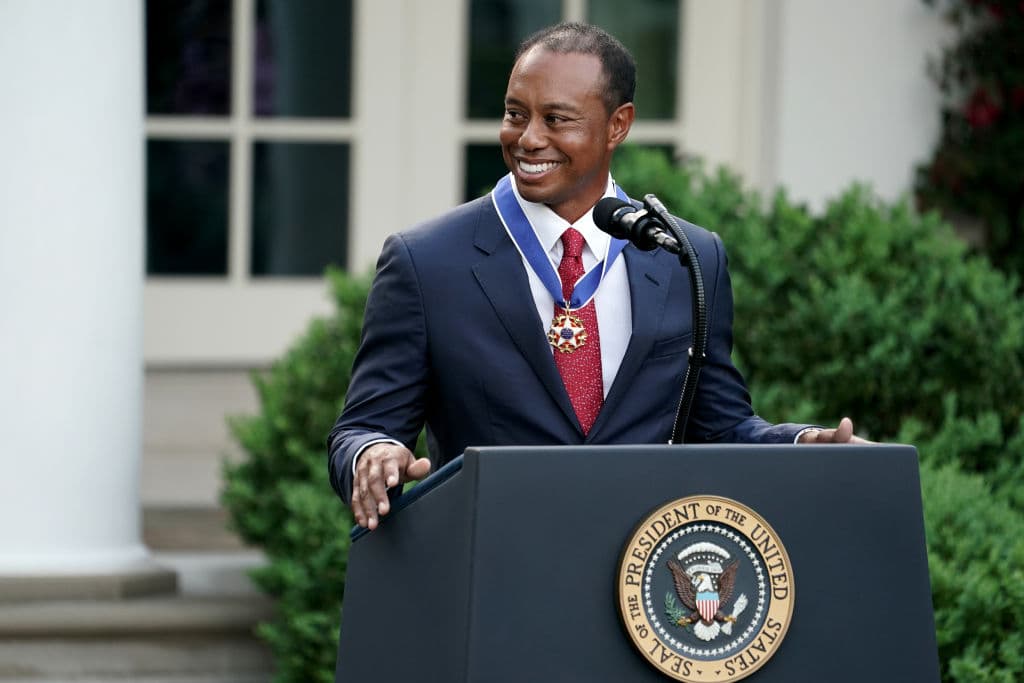 El Presidente de Estados Unidos de América Donald Trump entregó este lunes al golfista Tiger Woods la Medalla Presidencial de la Libertad, el mayor reconocimiento civil en EEUU, situación que ha generado controversia sobre si entra en juego la predilección del Mandatario por el golf y en coincidencia con el logro de Woods al ganar la edición 2019 del Masters, por encima de otros candidatos más prototípicos para adjudicarse la presea. Estas son las imágenes de la ceremonia.