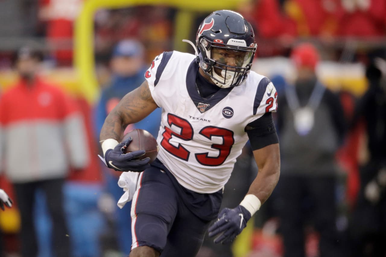 <b>Llegó Carlos Hyde</b>
<br>- El habilidoso corredor se unió a las filas de los Seahawks hace un par de días.
<br>- Acordó por un año con el equipo de Seattle.
<br>- Hyde, llega procedente de los Houston Texans donde sumó 1,070 yardas en 245 acarreos y alcanzó seis touchdowns.
