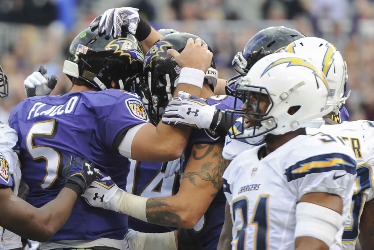 Joe Flacco completó 25 de 37 envíos para 319 yardas con una anotación y sin intercepciones para que los Ravens ganaran por primera vez en casa en la temporada, 29-26 a los Chargers.