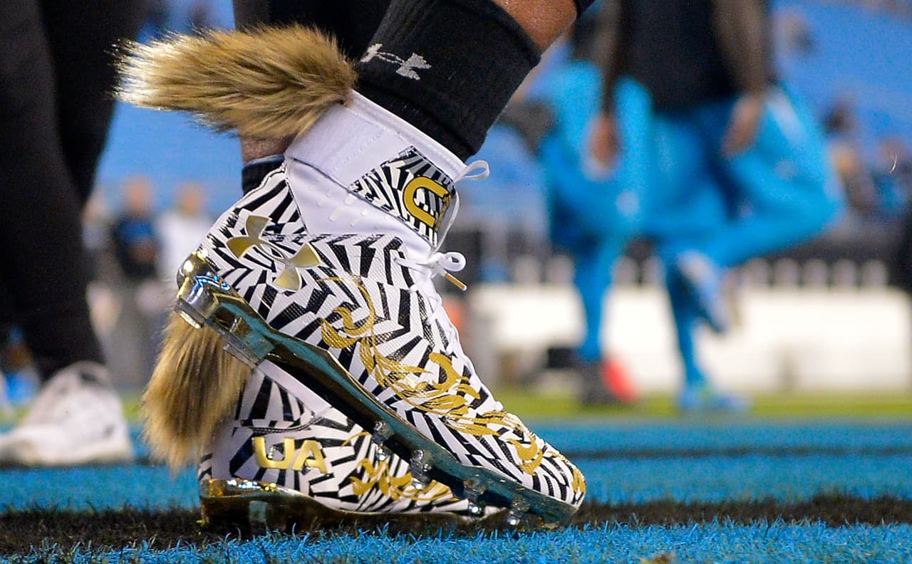 Durante un encuentro ante New Orleans Saints presentó estos zapatos son un diseño de cebra.