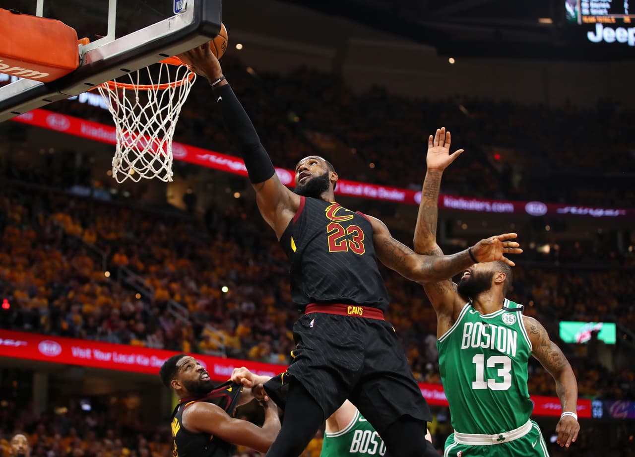Un inspirado LeBron James le da vida a los Cavaliers ante Boston en el Juego 3