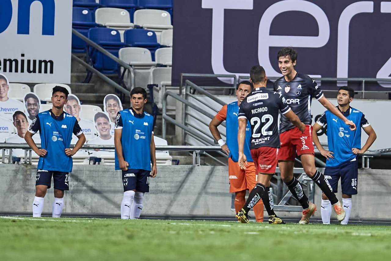 El balón estaba por salir del campo, pero el español compuso la jugada.