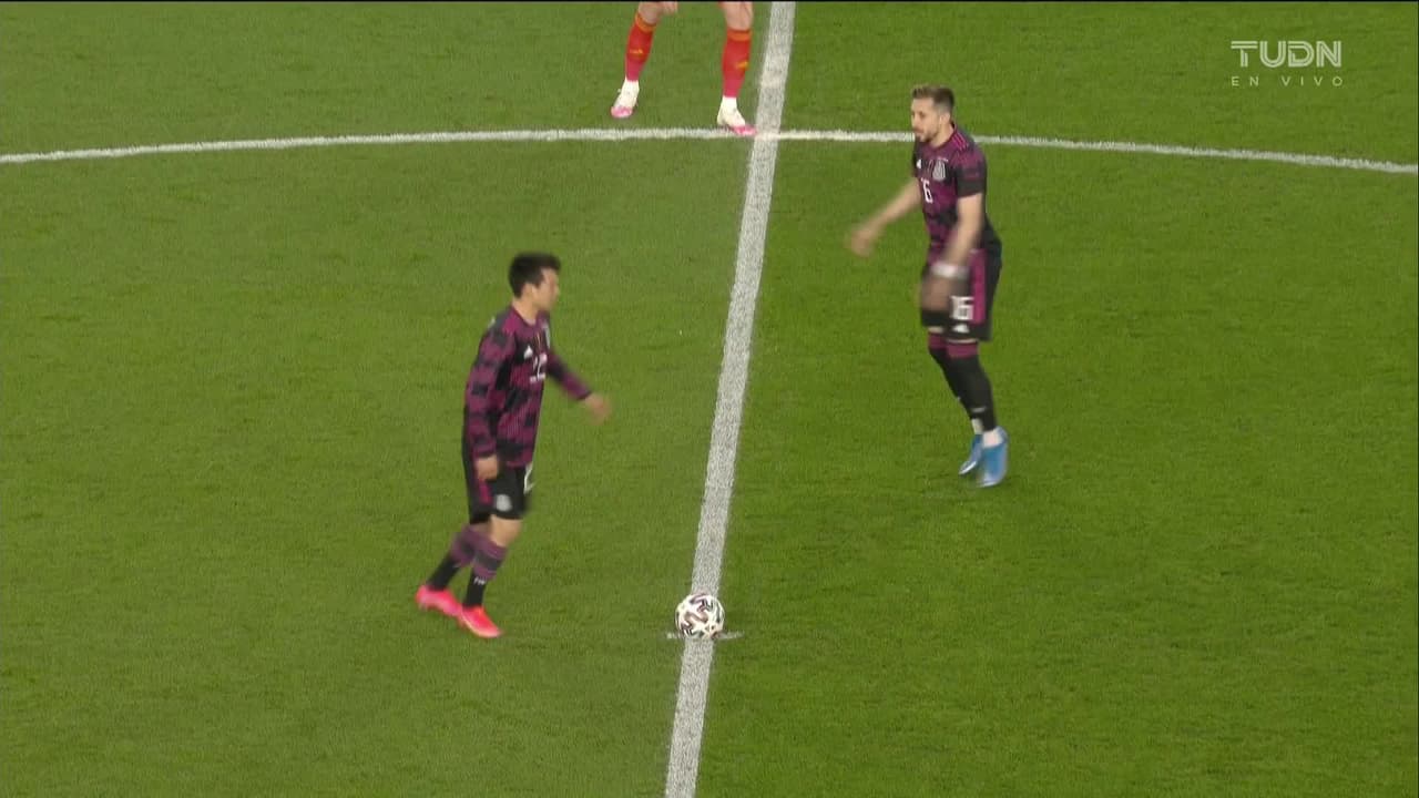 Arranca el partido y la pelota está en juego.