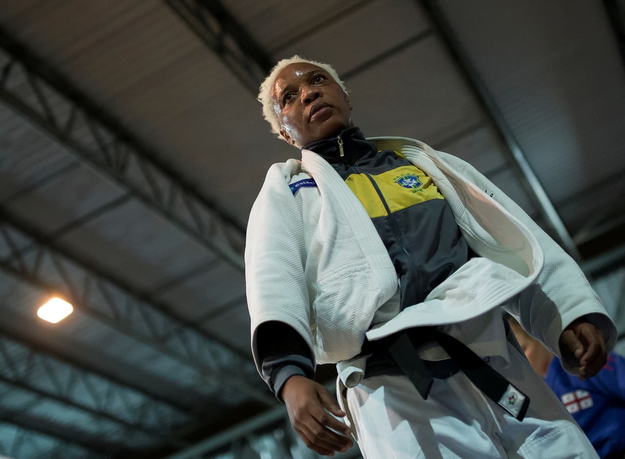 Cuando Mabika viajó a Brasil para el campeonato del mundo en 2013, su entrenador le confiscó el pasaporte y limitó su acceso a los alimentos. Mientras estaba en Río, Mabika escapó de las condiciones duras de entrenamiento y vagó por las calles de Río en busca de comida y ayuda.