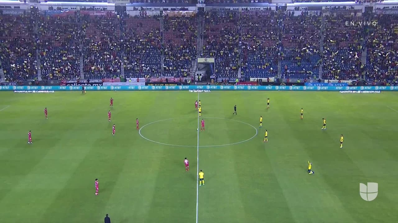 Arranca el partido y la pelota está en juego.