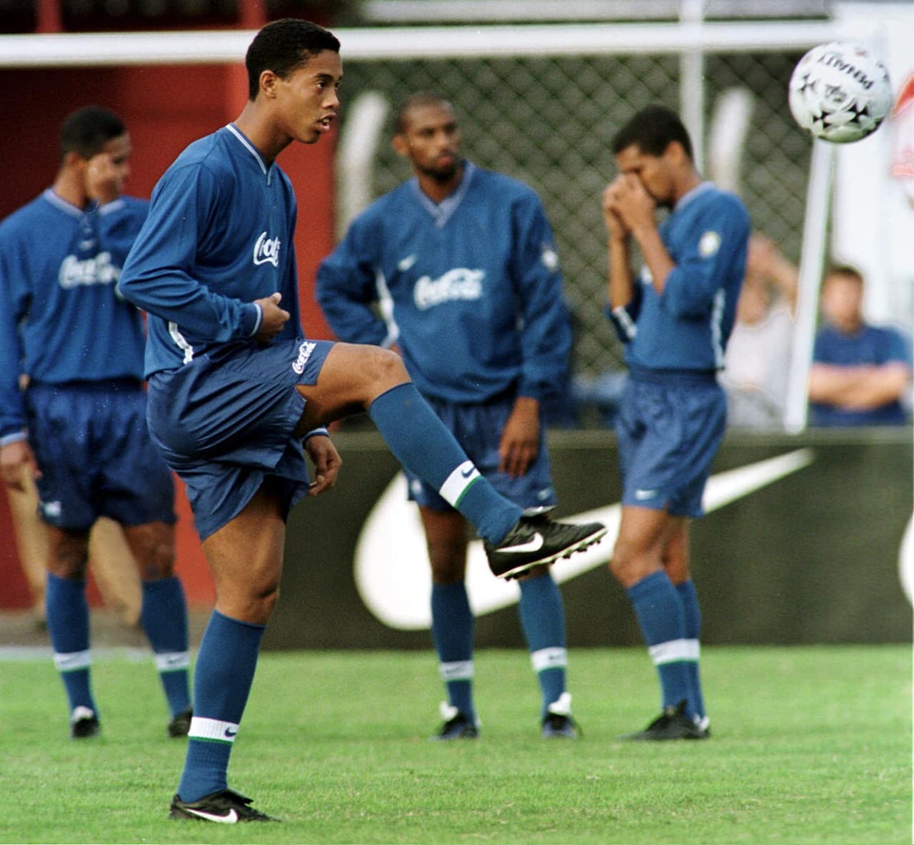 Ronaldinho Gaucho deslumbró al mundo con su capacidad desde muy joven y el Sudamericano de 1999 fue una de sus grandes vitrinas para recalar en PSG.