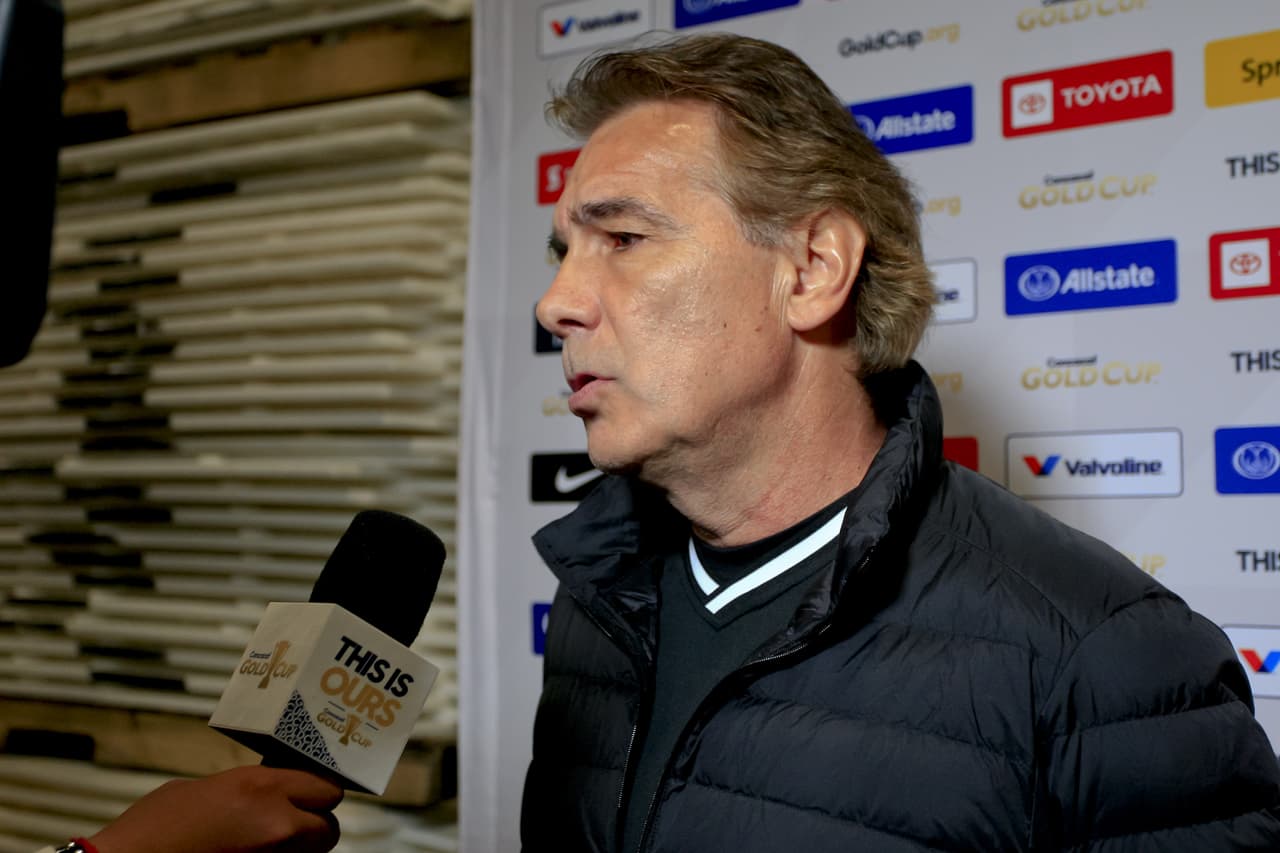 Excelente ambiente pusieron salvadoreños y hondureños en el duelo final del Grupo C de la Copa Oro en el Banc of California Stadium. El recinto en la ciudad de Los Ángeles se tiñó de blanco y azul, los colores de ambos equipos y ambas naciones. También captamos la llegada de los jugadores y entrenadores a este partido que pintaba muy atractivo.