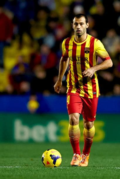 Javier Mascherano es un caso especial. A sus 29 años, muchos lo consideran un jugador veterano por el amplio recorrido que ha tenido en el futbol. 'El Jefecito' no ha podido brillar en el cuadro de Martino, y se ha visto superado en infinidad de ocasiones cuando aparece en la defensa central.