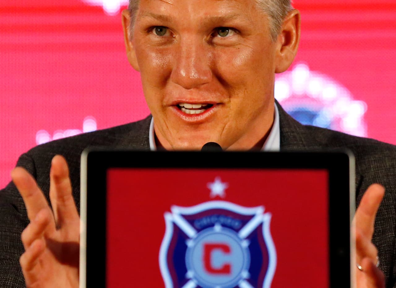 El futbolista Bastian Schweinsteiger habla en su presentación como nuevo jugador del Fire de Chicago el miércoles, 29 de marzo de 2017, en Chicago. (AP Photo/Nam Y. Huh)