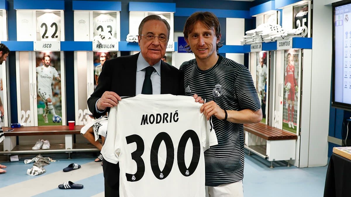 Florentino Pérez le entregó una playera conmemorativa con el número 300 en el vestuario del equipo.