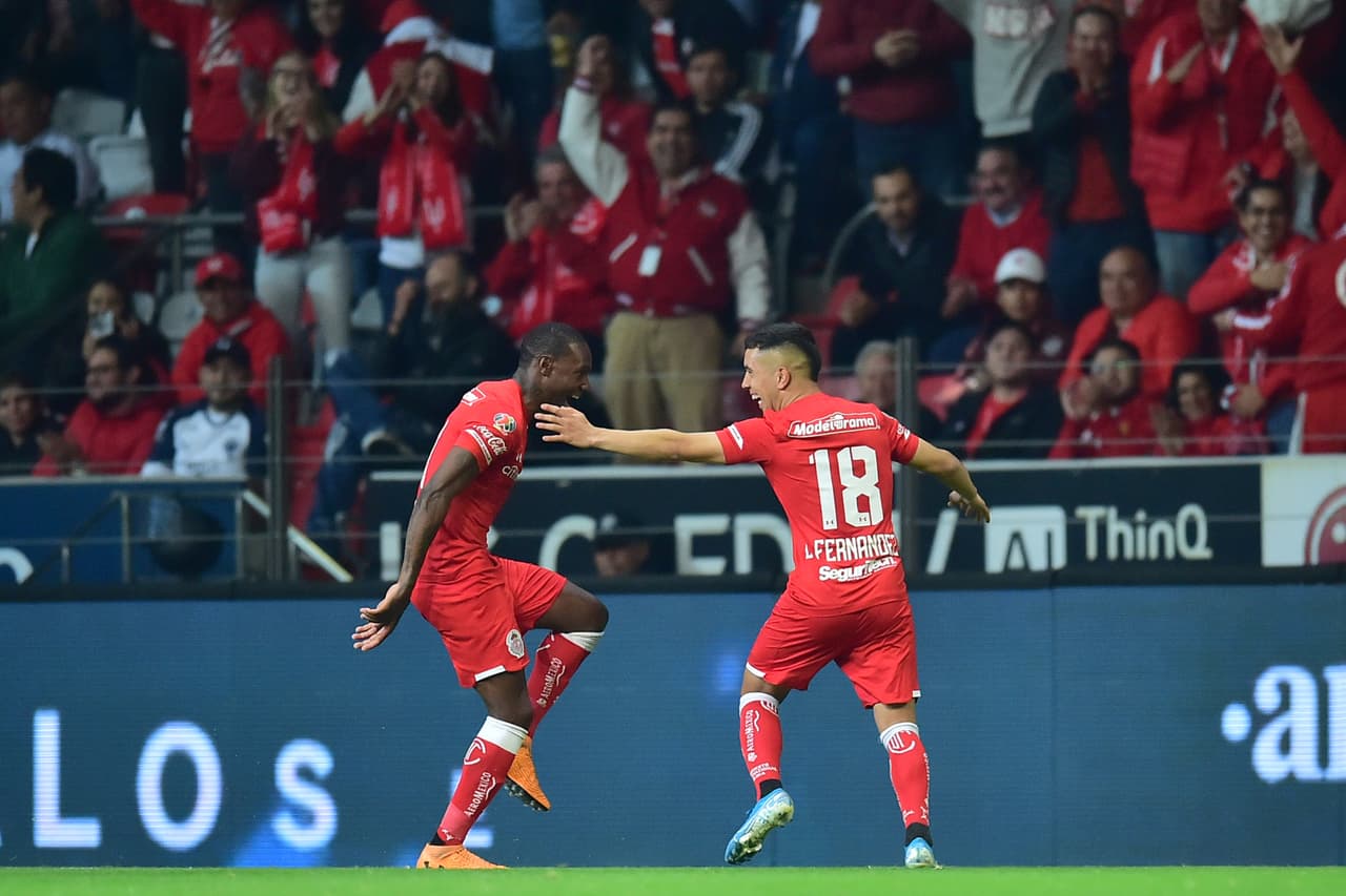 Tras un remate cruzado, Marcelo Barovero no puede tapar el balón y Leonardo Fernández pone el 1-0 en Toluca.