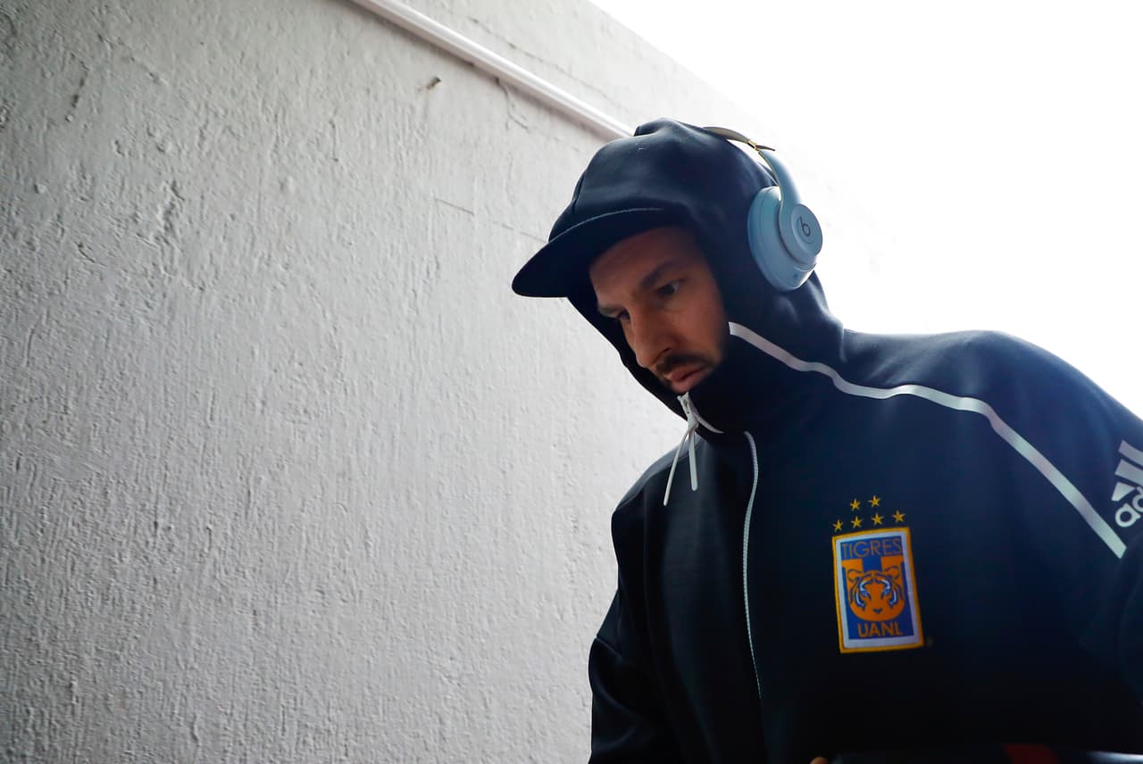 El atacante europeo lucía concentrado previo a su llegada a los vestidores.