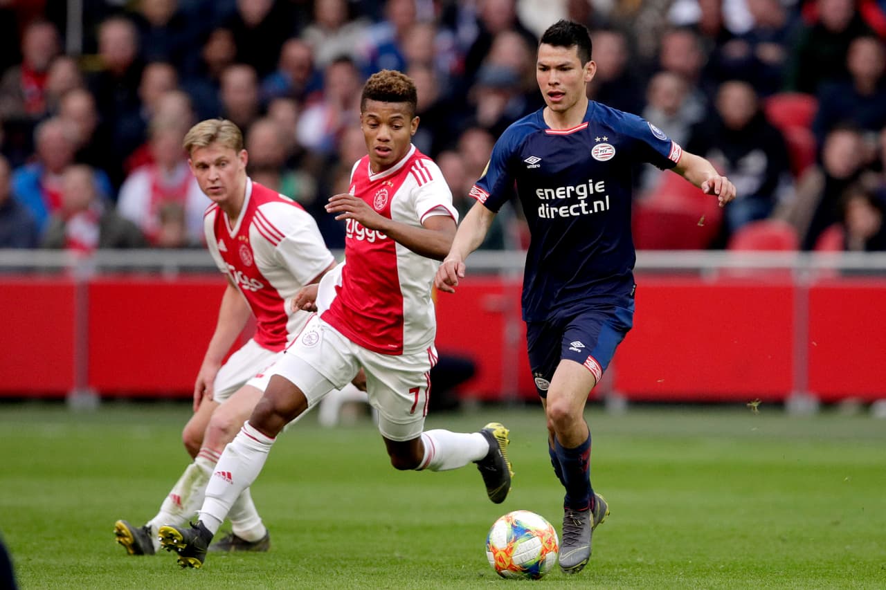 A pesar de los esfuerzos de Hirving Lozano y del PSV Eindhoven en general, fue Ajax el que puso la sentencia con David Neres (izq.) a favor del Ajax con el 3-1 al minuto 45 del segundo tiempo.