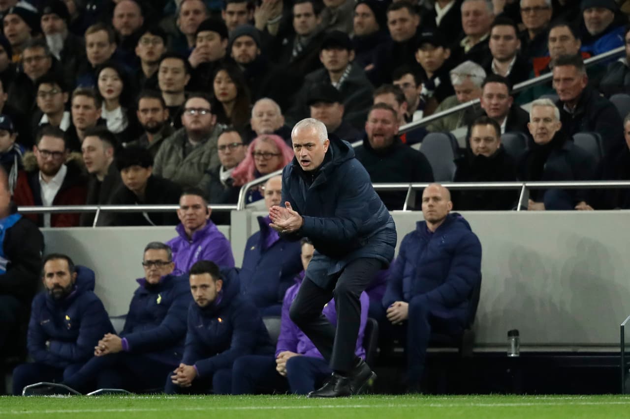 José Mourinho alentaba a sus dirigidos pero fue evidente la carencia de jugadores en ataque.