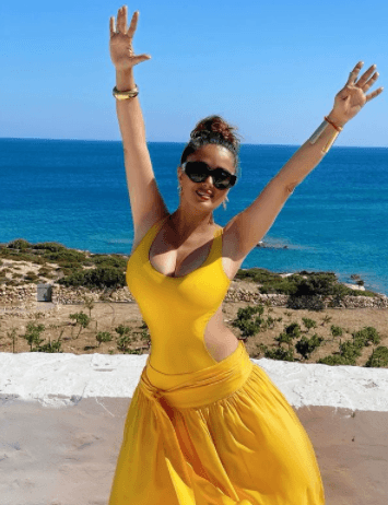 Comparte sus proyectos, viajes, comida, y vida personal.