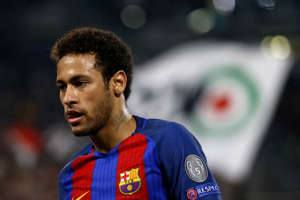 Neymar fue traspasado al PSG por 220 millones de euros, siendo el más caro de la historia del club.