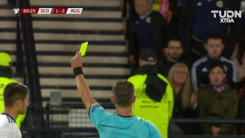 Tarjeta amarilla. El árbitro amonesta a Ilzat Akhmetov de Russia