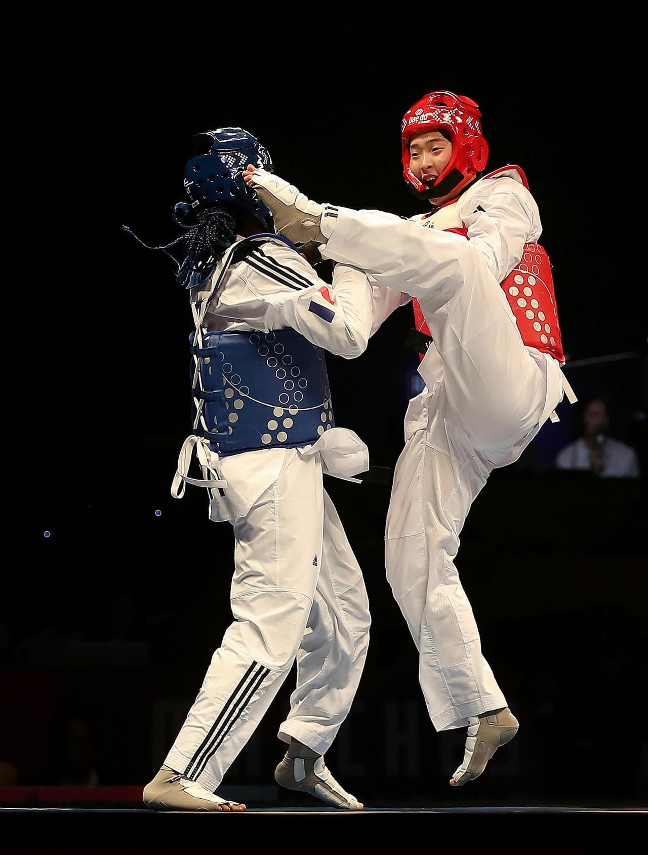Da-bin Lee (de rojo) fue campeona de los Juegos Asiáticos en 2014 y en 2018 y llegó a la Final tras vencer a la francesa Marie Paule Ble (azul).