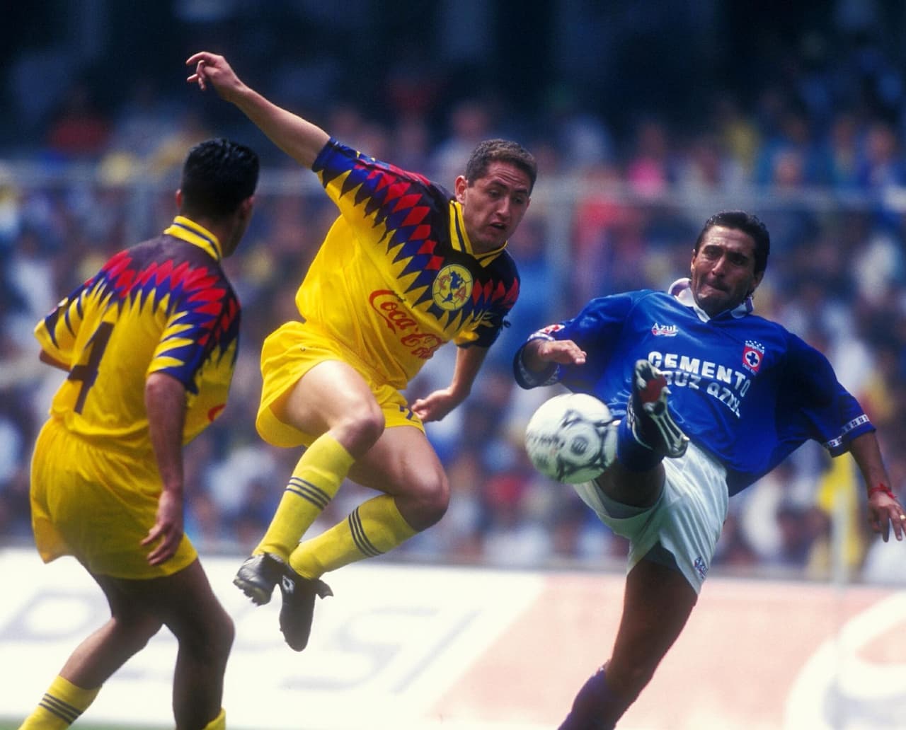 Pero lo que lo vida no le dio en lo económico, se lo compensó en habilidad y con el balón en los pies se fue abriendo paso por la vida. Fue parte de Newell´s Old Boys y River Plate de su país, pasó Sabadell de España y aunque pocos lo recuerdan estuvo en la plantilla de Argentina que ganó la Copa América del 93.