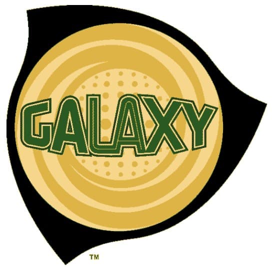 La galaxia sólo cambió el color de las letras en este nuevo escudo que utilizaron de 2003 a 2007.