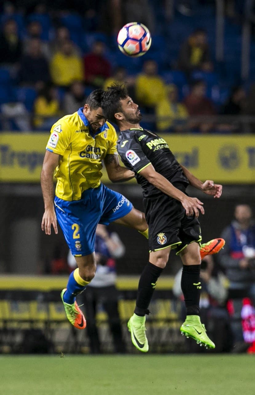 David Simón (Las Palmas) y Jaume Costa (Villarreal) en un duelo aéreo en el inicio del partido. Los de la Comunidad Valenciana controlaban el juego, pero no llegaban al arco local.
