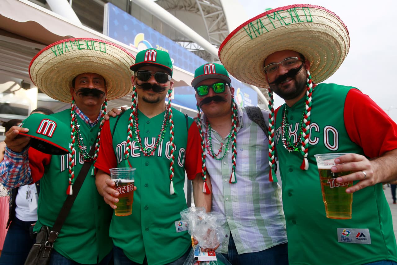 La fanaticada mexicana vivió la fiesta más grande del béisbol con su ánimo característico. Los sombreros no podían faltar.