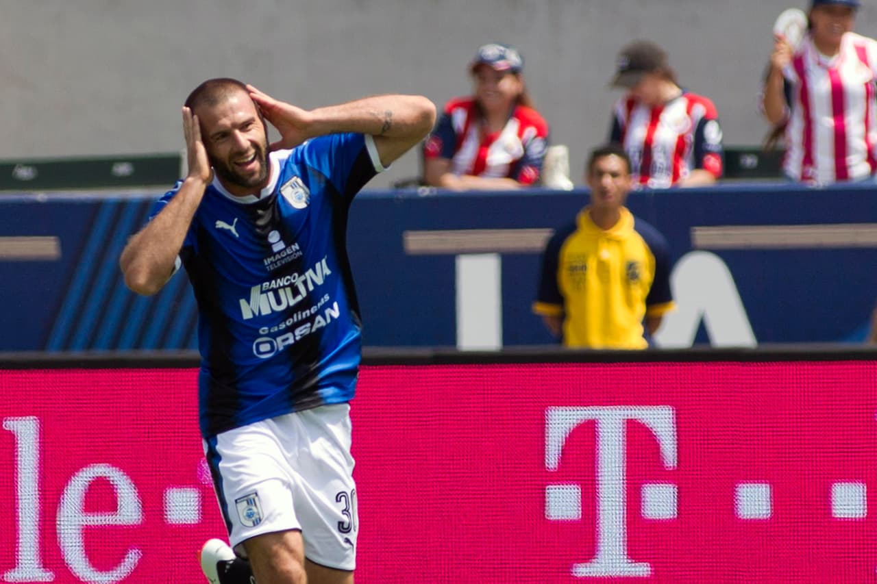 El delantero marcó así su primer gol de esta temporada y el número 36 con la camiseta del Querétaro, equipo al que llegó en el 2015.