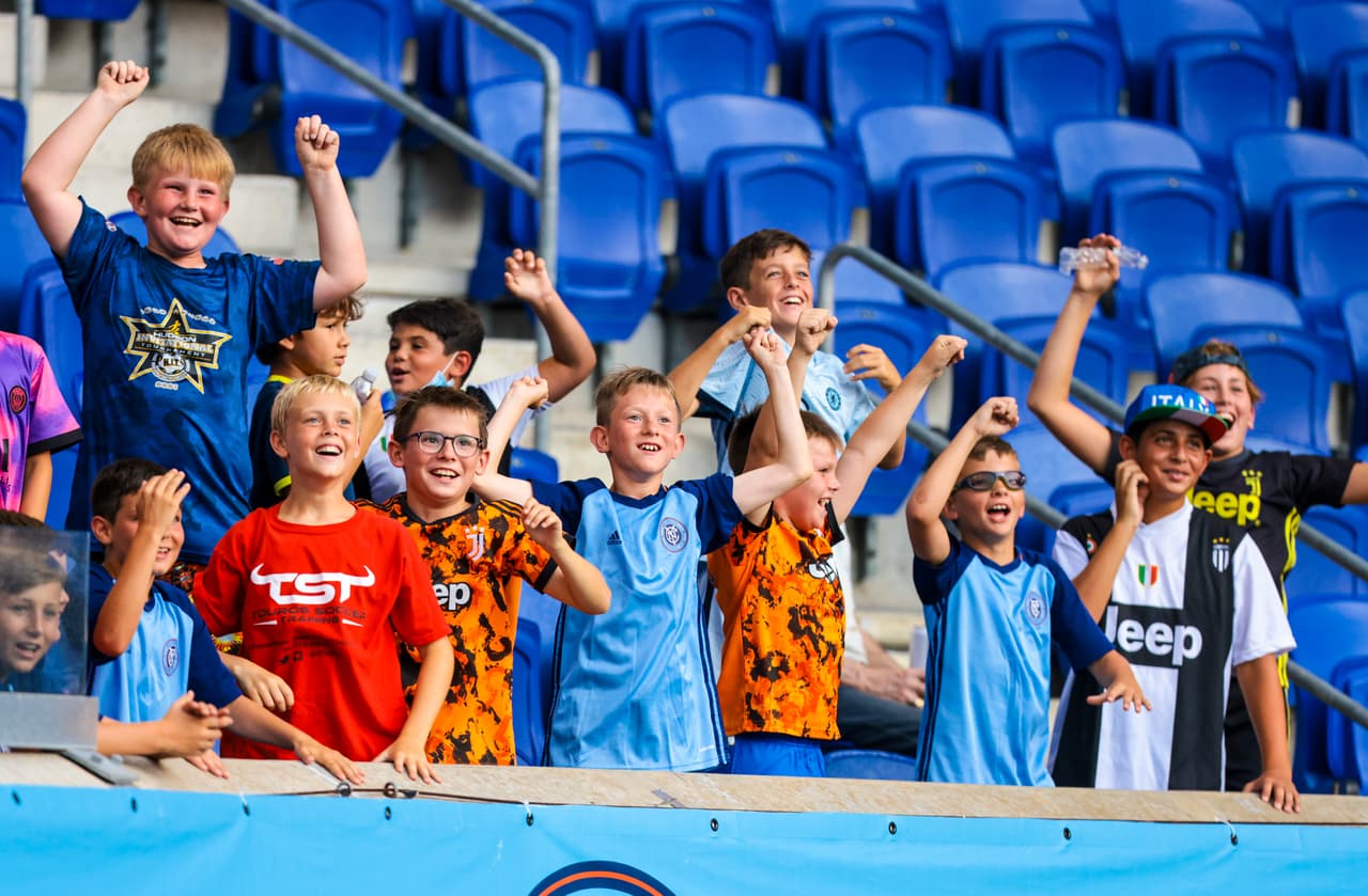 El público que se acercó a Harrison, Nueva Jersey, celebró el triunfo.